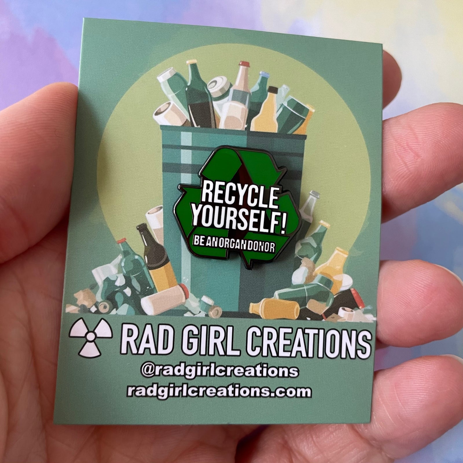 Green recycling symbol badge with text on a white background